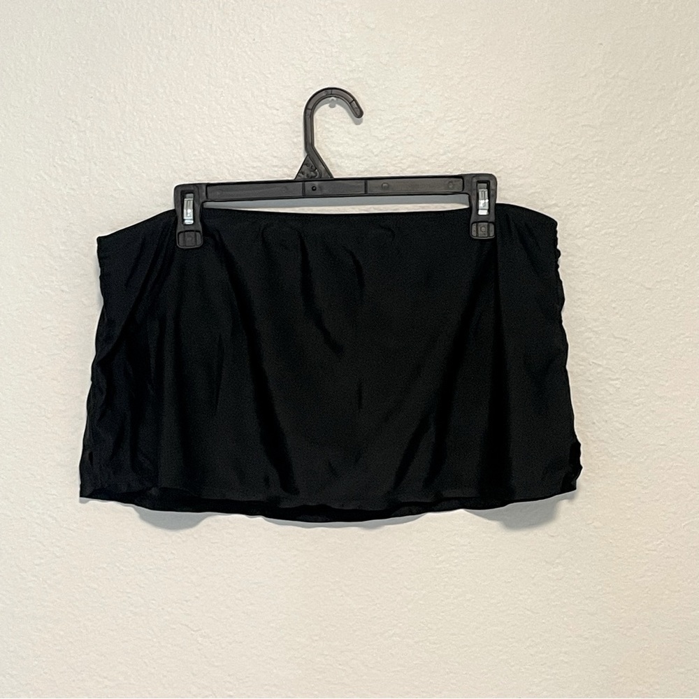 Catalina woman’s bikini bottom size L black lined skirt swimwear summer beach